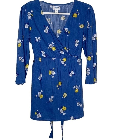 Old Navy blue maternity top with daily print. Size M - Picture 2 of 6